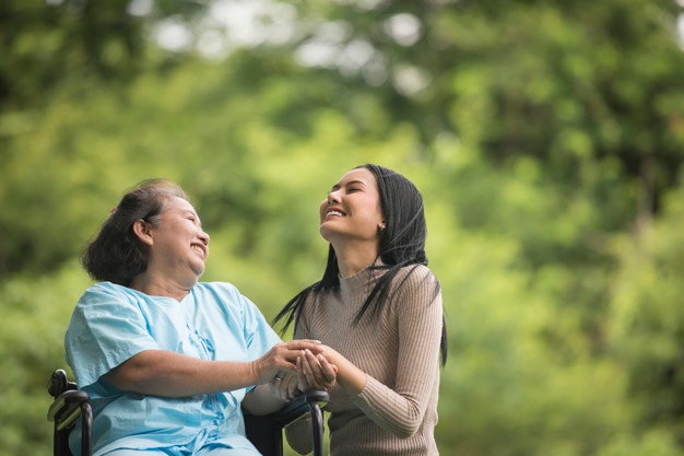 granddaughter-talking-with-her-grandmother-sitting-wheelchair-cheerful-concept-happy-family_1150-4340